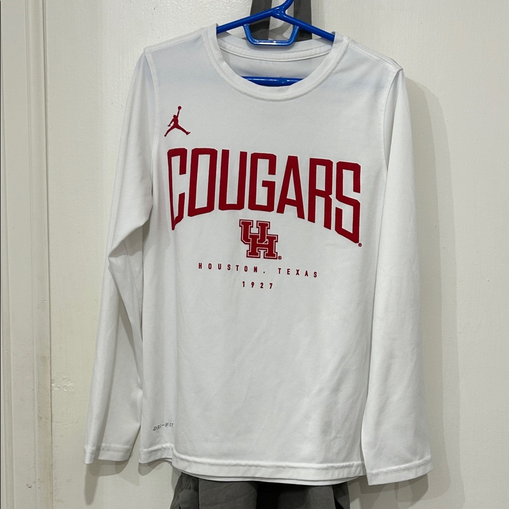 Nike White Athletic Tee UofH Houston adult small - pre owned.  In good condition
